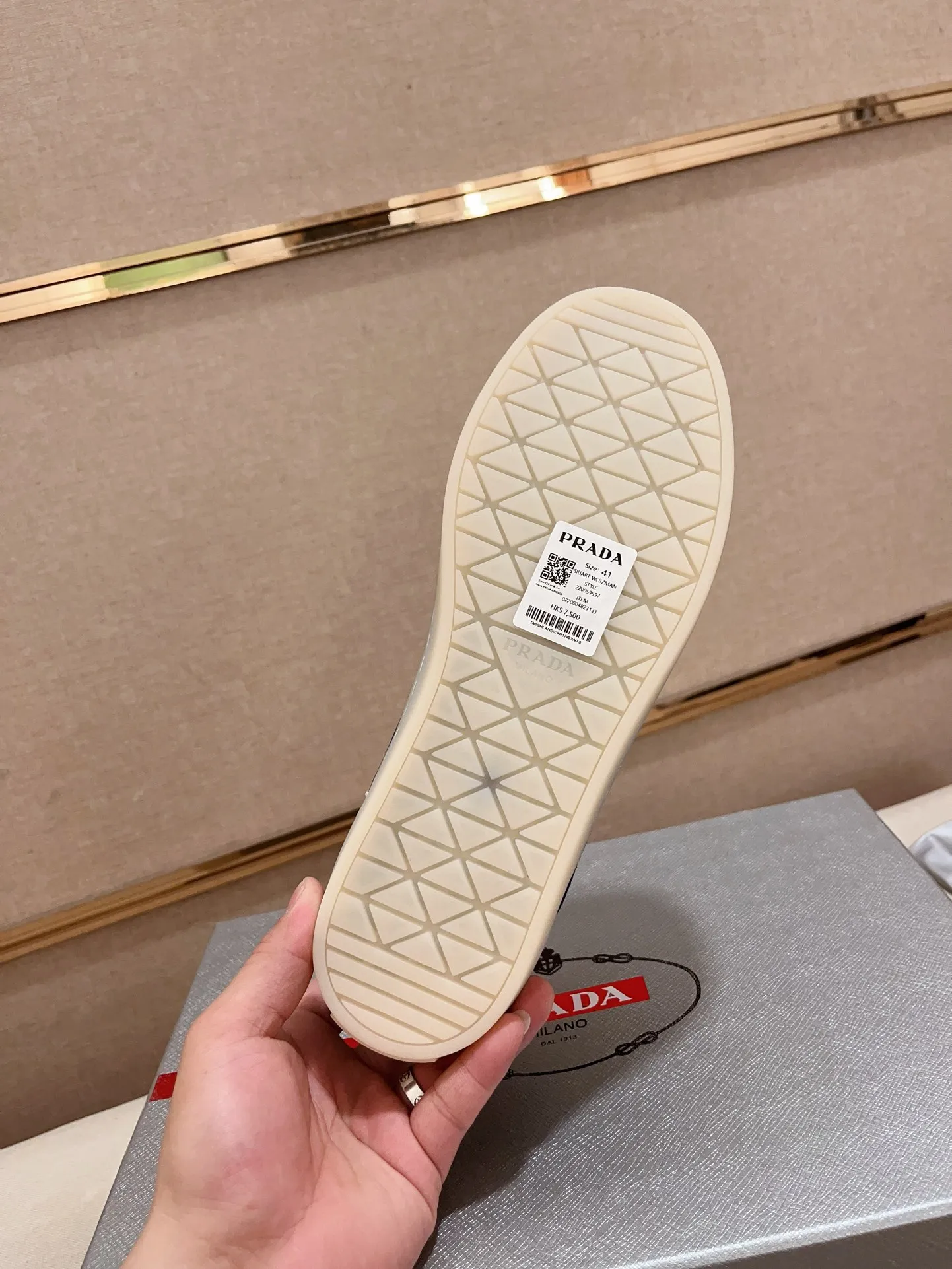 Men's Men's Shoes 💰 500💰 ✔️✔️✔️Higher version High-quality new PRADA (Prada) counters are launched simultaneously. The new men's shoes and 😘fabrics are made of high-tech glue-making technology. Lining: Full cowhide lining. 👍🏿 High-end ☄️ air-cushion molded anti-slip rubber outsole, exquisite lines, simple and elegant, comfortable and high-end for leisure travel. Code number: 38 to 44 (45 can be customized and cannot be returned or exchanged)